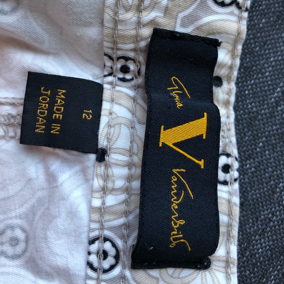 SOLD—Gloria Vanderbilt capris! - Picture 4 of 4